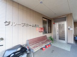 エントランスと看板