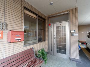 施設のエントランス描写