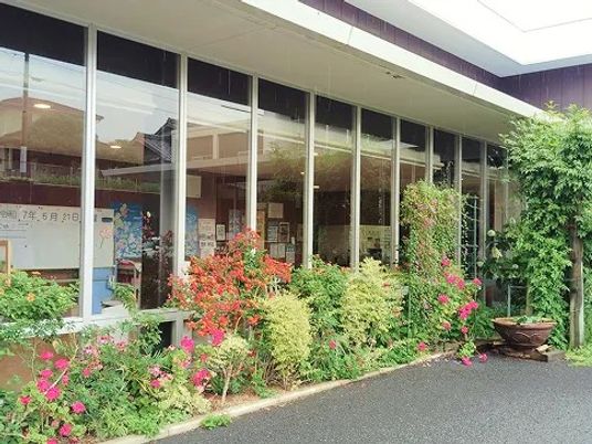 花壇のある施設外観  