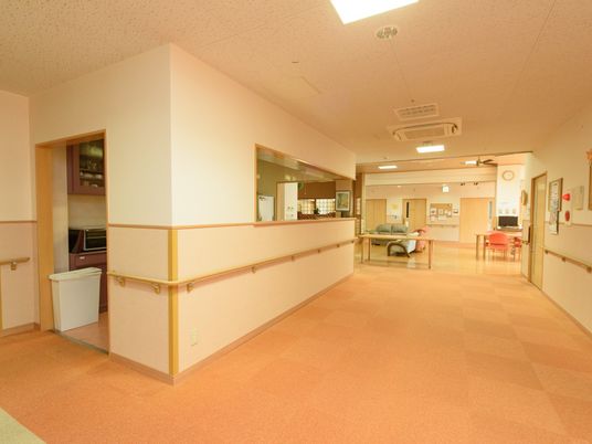 廊下に設えられた休憩スペース