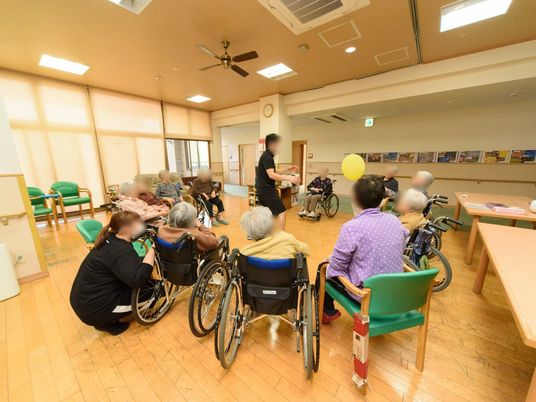 椅子に座る人々の共有スペース