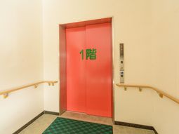 赤いエレベーターの扉