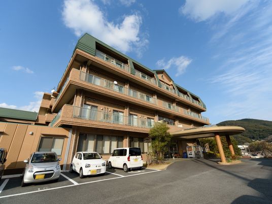 広々とした施設の外観
