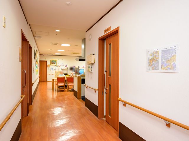 清潔な廊下と掲示物 廊下 手すり付きの廊下が整備され、壁には色鮮やかな掲示物が飾られています。静かな環境でのお仕事をご希望の方にぴったりです。