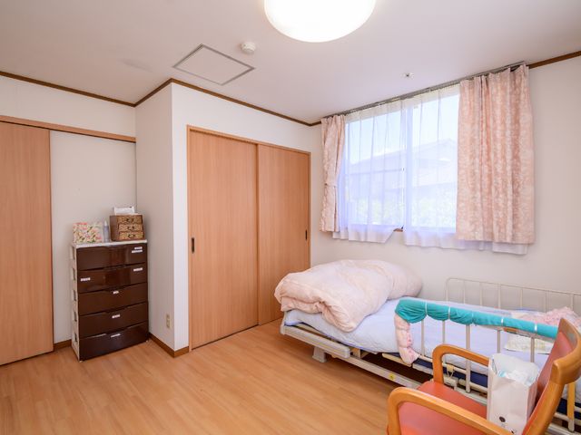 居室の明るい空間 居室 広々とした居室です。窓からの自然光が心地良い落ち着いた雰囲気を演出しています。