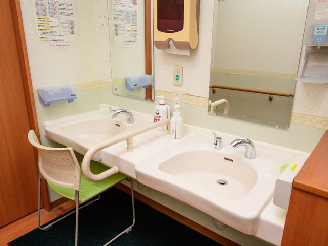 バリアフリー洗面台 車椅子の方も利用しやすい工夫がされた清潔な洗面スペースです。手すり付きで安全にご利用いただけます。