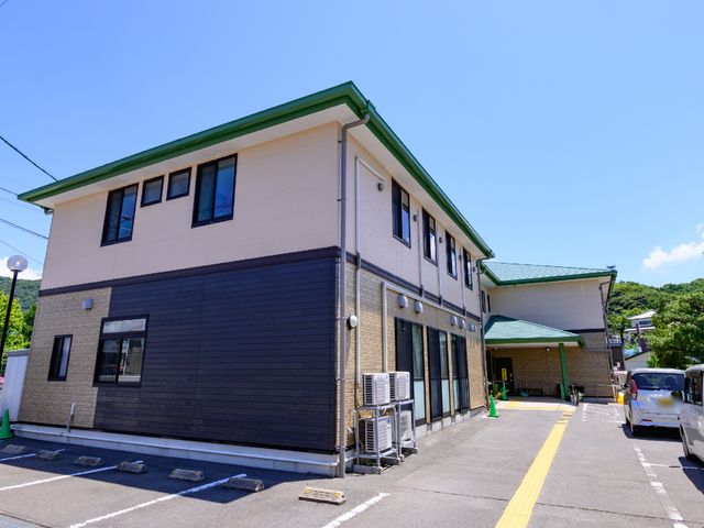 明るい日差しの外観 内観 清潔感のある外壁が印象的な建物です。スタッフとして働く際は、このような環境でお迎えします。