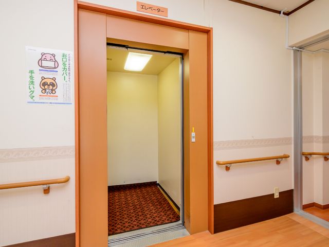 エレベーター入り口 エレベーター 手すりが整備されたエレベーター入り口は、ご高齢の方やサポートが必要な方も安心してご利用いただけるよう配慮されています。