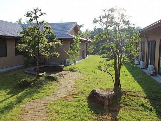 緑豊かな施設の中庭