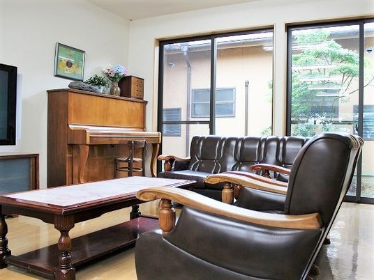 落ち着いた雰囲気のラウンジ