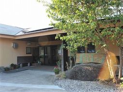 施設のアットホームなエントランス