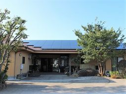 屋根に太陽光パネルの外観