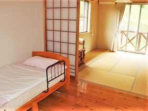 明るい和室の居室