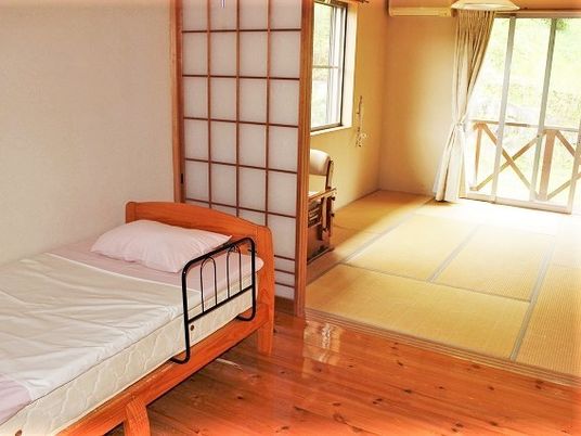 明るい和室の居室