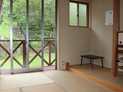明るい和室の一角