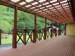 木造の明るい廊下