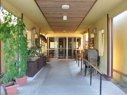 エントランスの明るい通路