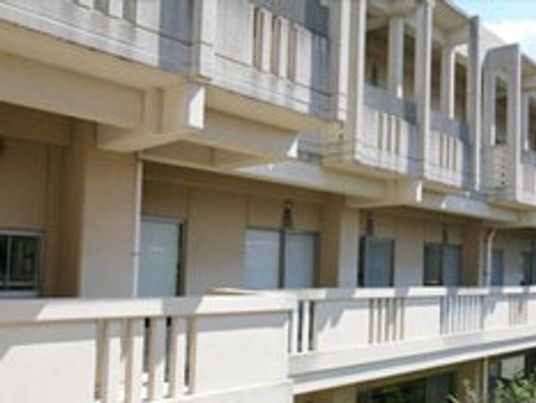 開放的な建物の外観