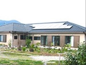 緑ある一階建施設外観