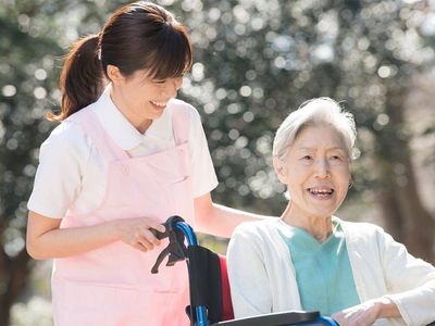 スタッフとお年寄りのふれあい、中庭