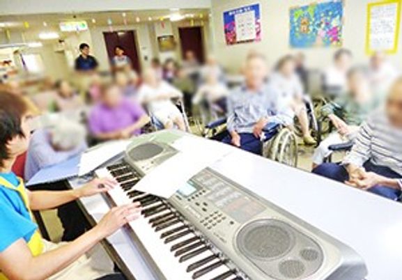 音楽を楽しむラウンジ