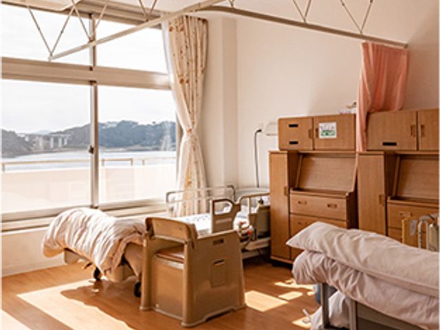 心地よい陽光の居室 居室 ゆったりとした空間の居室です。窓から差し込む柔らかな日差しが、安らぎの時間を約束します。