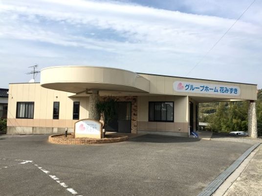 明るいエントランスの外観