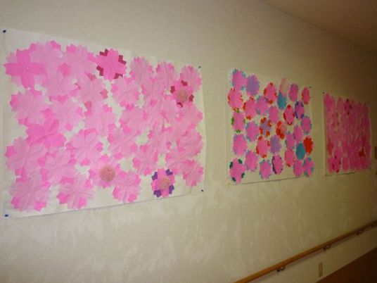 壁に飾られた手作りの花