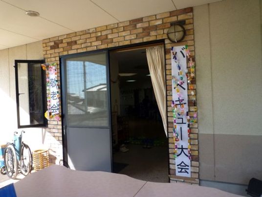 エントランスの明るい景色