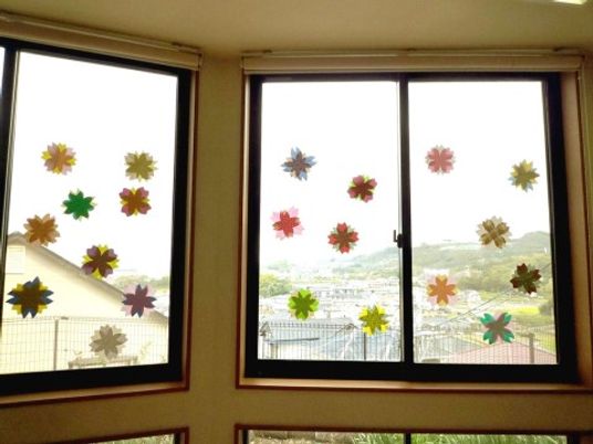 窓ガラスに花の装飾