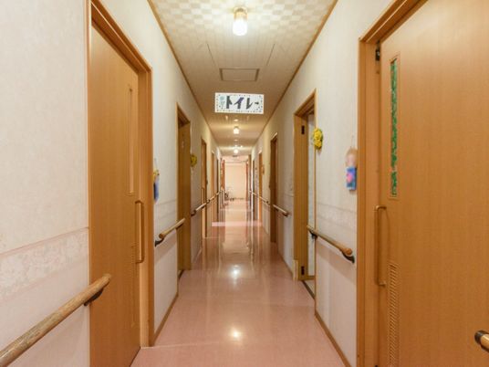 手すり付きの明るい廊下