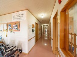 廊下にある掲示物と窓