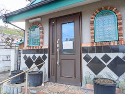 玄関前の装飾的な扉