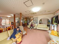 共用スペースで過ごす人々