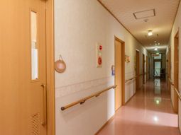 温かみのある廊下の様子