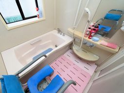バリアフリー設計の浴室