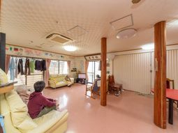 共有スペースでくつろぐ人々