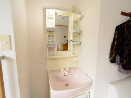 洗面台と鏡のある空間