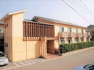 明るい色の外壁の建物