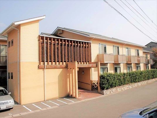 明るい色の外壁の建物