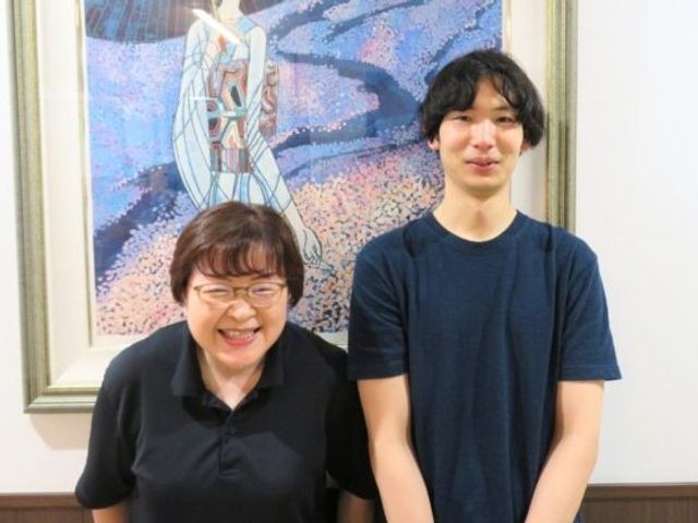 スタッフ2人が並ぶロビー ロビー   笑顔のスタッフ2人が並んでおり、親しみやすい雰囲気が伝わります。来訪者を温かく迎える場として、落ち着いた空間です。