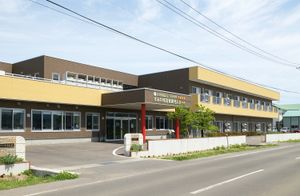 緑豊かな建物外観
