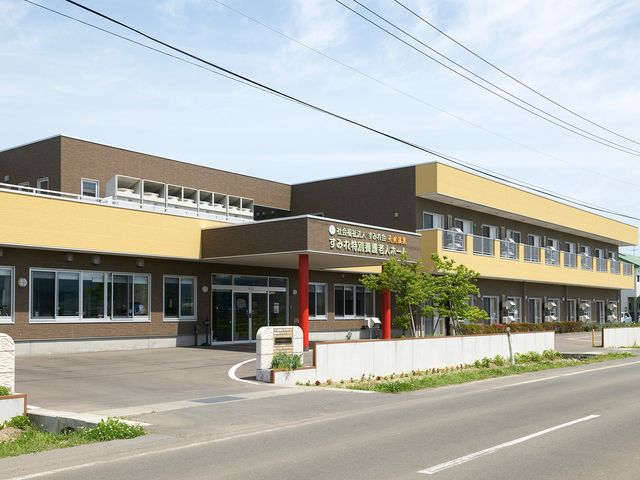 緑豊かな建物外観 外観 自然に囲まれた明るい建物です。開放感ある環境で、快適にお仕事いただけます。