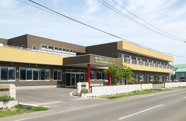 緑豊かな建物外観 外観 自然に囲まれた明るい建物です。開放感ある環境で、快適にお仕事いただけます。