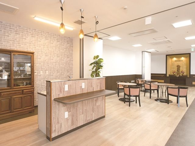 自然光が入る明るいラウンジ ラウンジ 自然光がたっぷり入り込む明るいラウンジです。リラックスしながら過ごせる空間になっています。