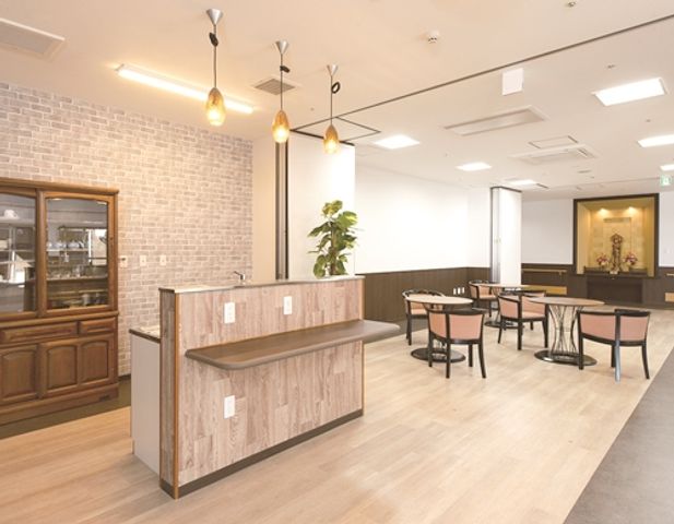自然光が入る明るいラウンジ ラウンジ 自然光がたっぷり入り込む明るいラウンジです。リラックスしながら過ごせる空間になっています。