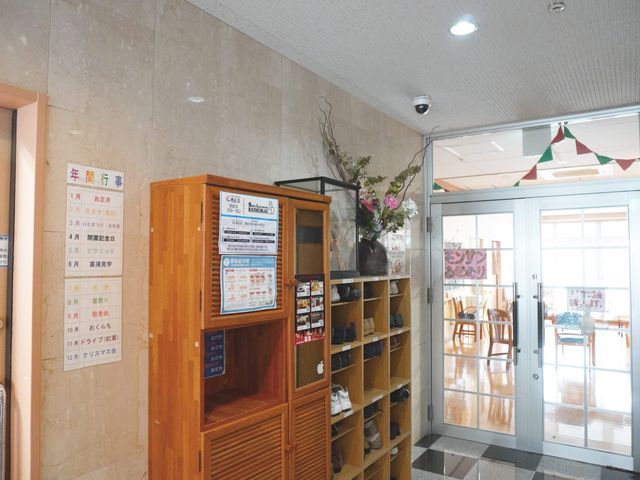 出入り口付近の廊下 廊下 明るく開放感のある廊下です。案内板や飾り棚があり、利用者の動線がわかりやすく工夫されています。
