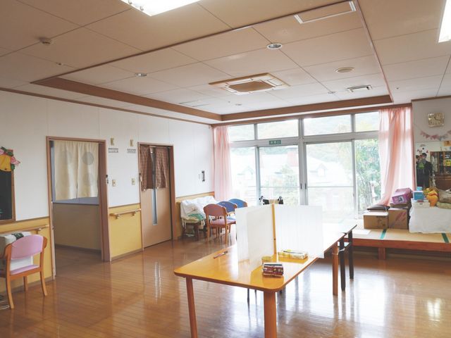 明るい室内のラウンジ ラウンジ 自然光が差し込む広々とした空間です。快適に過ごせるように工夫されています。