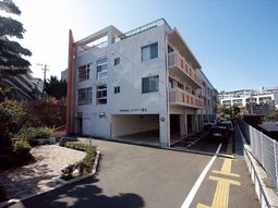 明るい日差しの外観