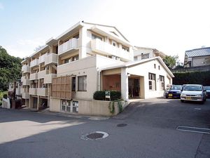 明るい外観の建物